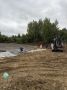Подрядчик мостит плиткой дорожки в парке в Дворца творчества юных во Владимире