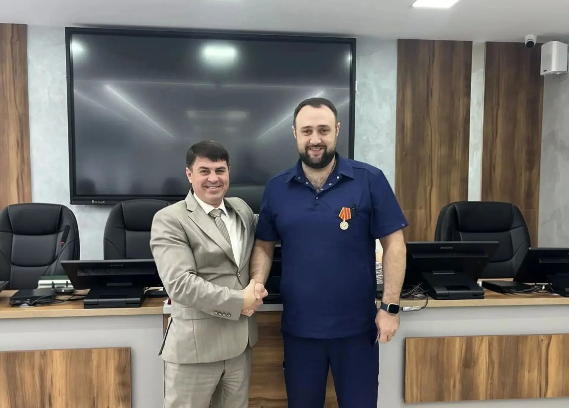 Абакар Абдуллаев, главный врач Областного клинического центра экстренной медицинской помощи удостоен медали «За содружество в деле спасения»