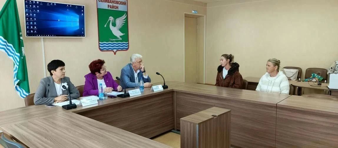 Министр образования Владимирской области Светлана Болтунова провела прием граждан и посетила школы и детский сад в Селивановском округе Министр образования Владимирской области Светлана Болтунова провела прием граждан и посетила школы и детский сад в Селивановском округе