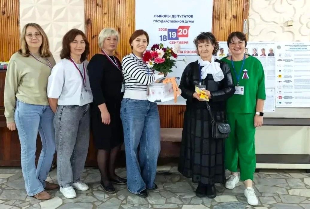 Поздравления на избирательном участке принимают именинницы Лариса Ибрагимова и Виктория Лопанова!