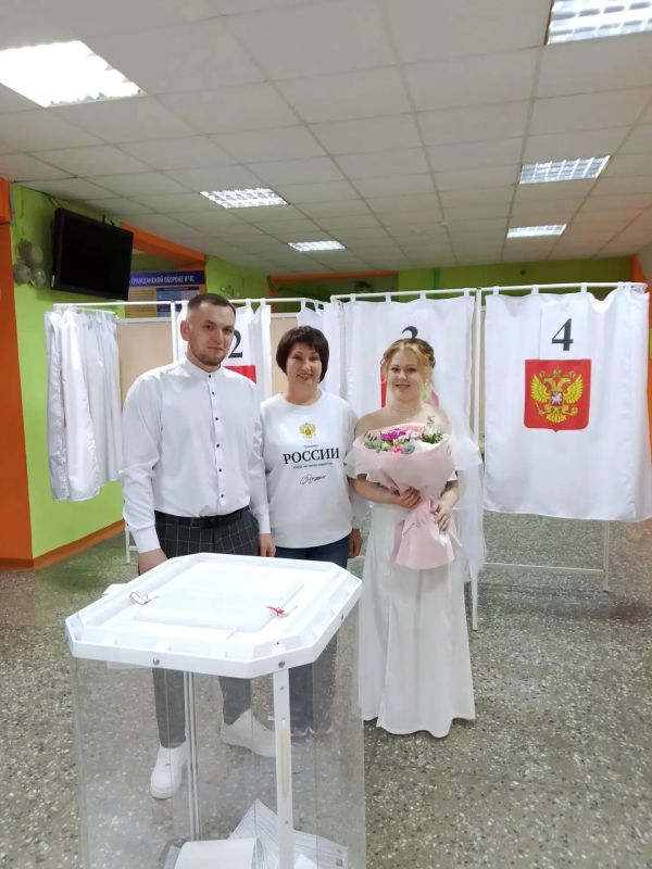 В Гороховецком и Александровском округах молодожёны сразу после ЗАГСа поехали голосовать В Гороховецком и Александровском округах молодожёны сразу после ЗАГСа поехали голосовать