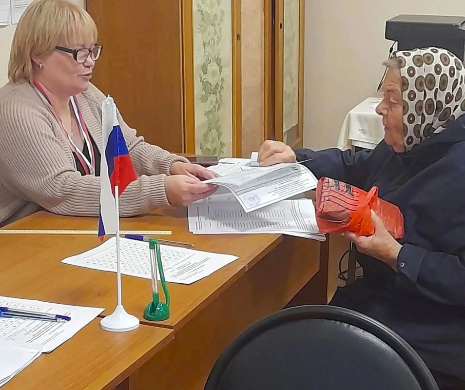 Посмотрите, какие замечательные избиратели приходят на наши участки! Посмотрите, какие замечательные избиратели приходят на наши участки!