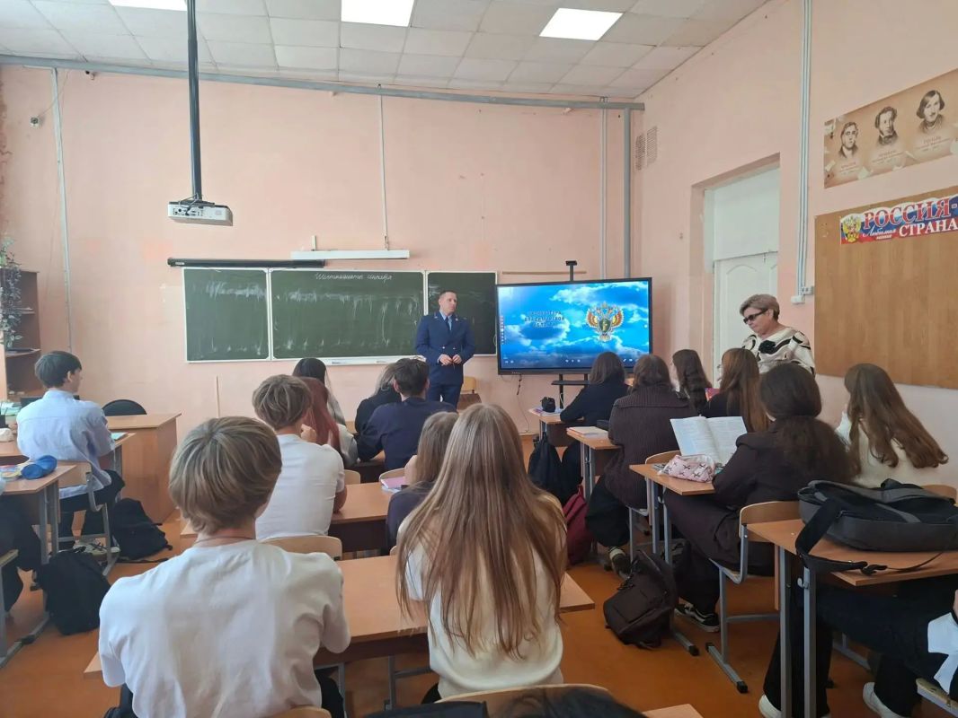 Прокурор Юрьев – Польского района Сергей Лаврентьев рассказал школьникам об ответственности несовершеннолетних Прокурор Юрьев – Польского района Сергей Лаврентьев рассказал школьникам об ответственности несовершеннолетних