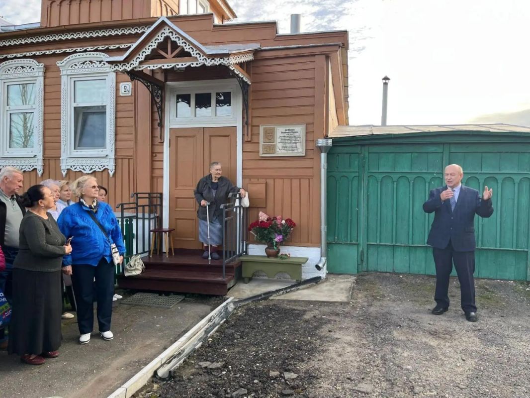 В Суздале открыли мемориальную доску реставратору Михаилу Шаронову В Суздале открыли мемориальную доску реставратору Михаилу Шаронову