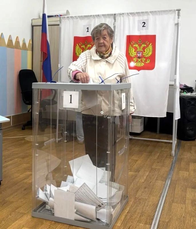 Посмотрите, какие замечательные избиратели приходят на наши участки! Посмотрите, какие замечательные избиратели приходят на наши участки!