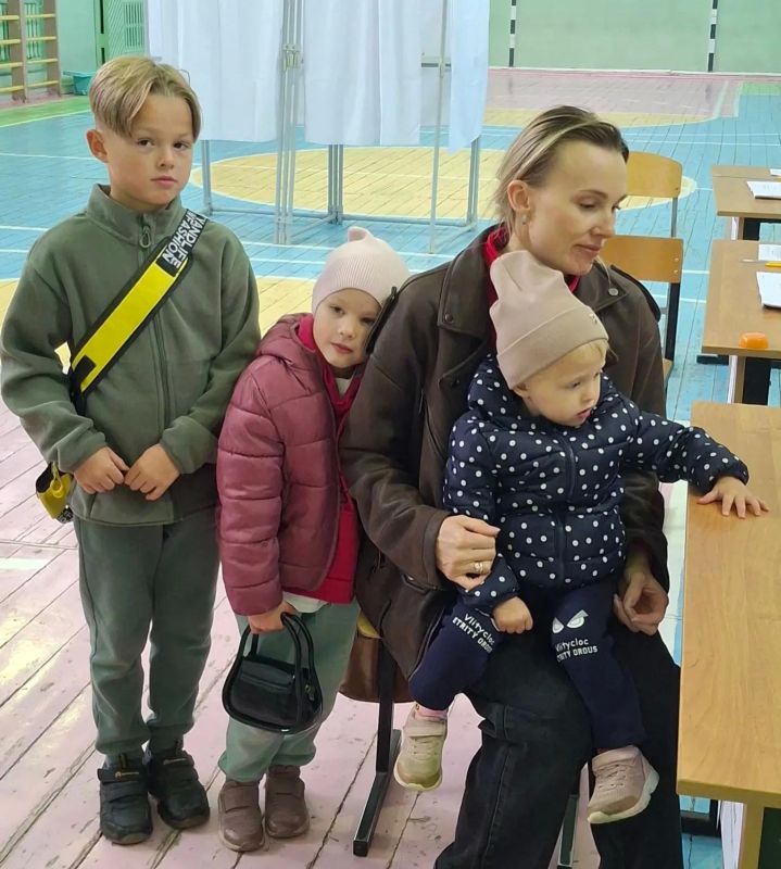 На выборы – все вместе!. Во Владимирской области стало хорошей традицией приходить на избирательный участок всей семьей, голосовать и делать общее фото – два, а то и три поколения в кадре На выборы – все вместе!. Во Владимирской области стало хорошей традицией приходить на избирательный участок всей семьей, голосовать и делать общее фото – два, а то и три поколения в кадре