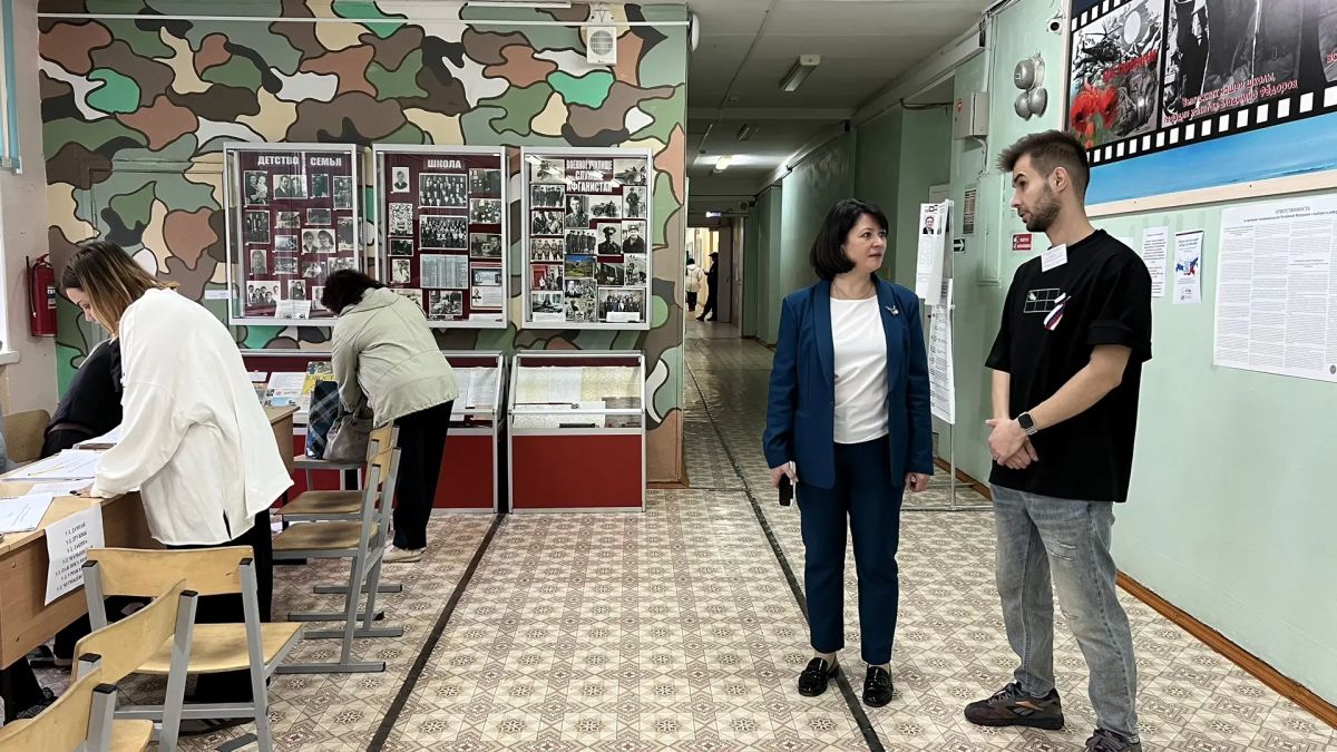 Познакомилась с ребятами, которые работают в молодежных избирательных участка Познакомилась с ребятами, которые работают в молодежных избирательных участка