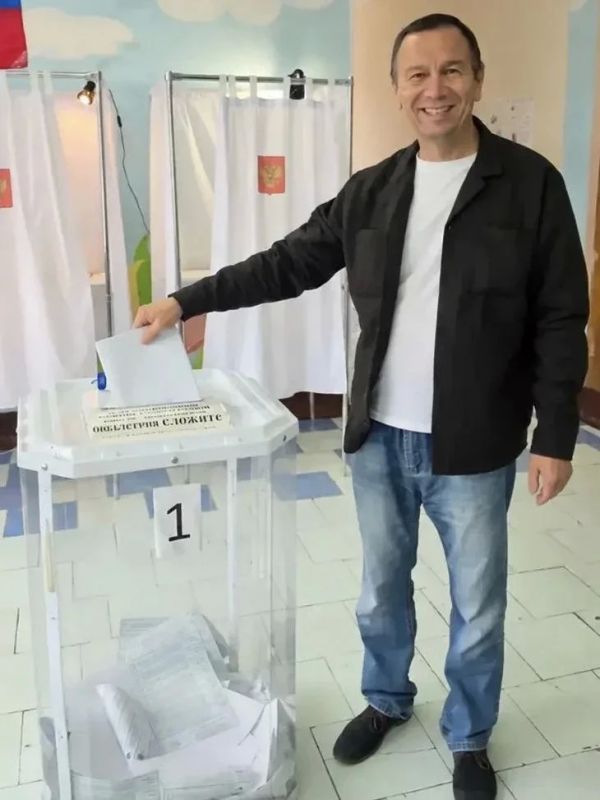 Многие студенты, преподаватели и сотрудники Владимирского филиала Президентской академии уже выполнили свой гражданский долг на избирательных участках или с помощью дистанционного электронного голосования и делятся своими... Многие студенты, преподаватели и сотрудники Владимирского филиала Президентской академии уже выполнили свой гражданский долг на избирательных участках или с помощью дистанционного электронного голосования и делятся своими...
