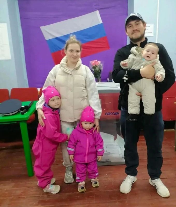 На выборы – все вместе!. Во Владимирской области стало хорошей традицией приходить на избирательный участок всей семьей, голосовать и делать общее фото – два, а то и три поколения в кадре На выборы – все вместе!. Во Владимирской области стало хорошей традицией приходить на избирательный участок всей семьей, голосовать и делать общее фото – два, а то и три поколения в кадре