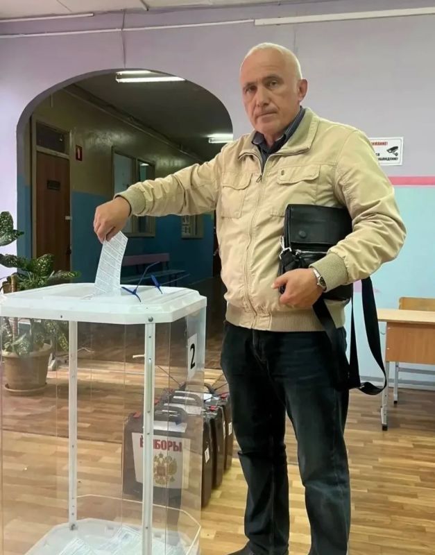 Многие студенты, преподаватели и сотрудники Владимирского филиала Президентской академии уже выполнили свой гражданский долг на избирательных участках или с помощью дистанционного электронного голосования и делятся своими... Многие студенты, преподаватели и сотрудники Владимирского филиала Президентской академии уже выполнили свой гражданский долг на избирательных участках или с помощью дистанционного электронного голосования и делятся своими...