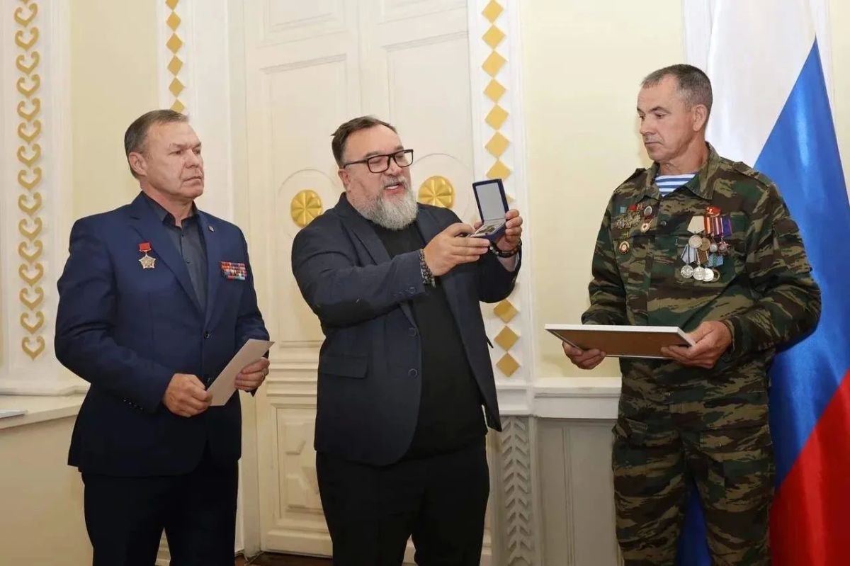 Во Владимирской области наградили тех, кто растит будущее страны, и почтили память героев Во Владимирской области наградили тех, кто растит будущее страны, и почтили память героев