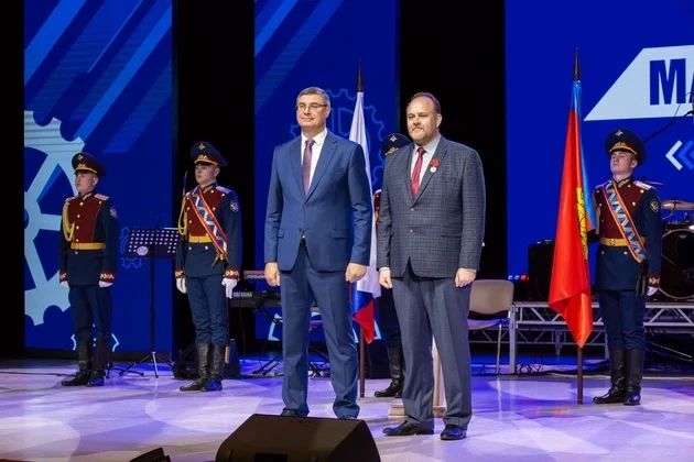 Во Владимире чествовали машиностроителей как тружеников ведущей отрасли региона Во Владимире чествовали машиностроителей как тружеников ведущей отрасли региона