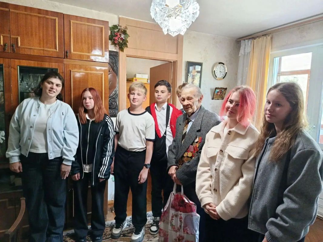 С Днем пожилого человека. Сегодня мы говорим «спасибо» тем, кто подарил нам мирное небо, стойкость и мудрость С Днем пожилого человека. Сегодня мы говорим «спасибо» тем, кто подарил нам мирное небо, стойкость и мудрость