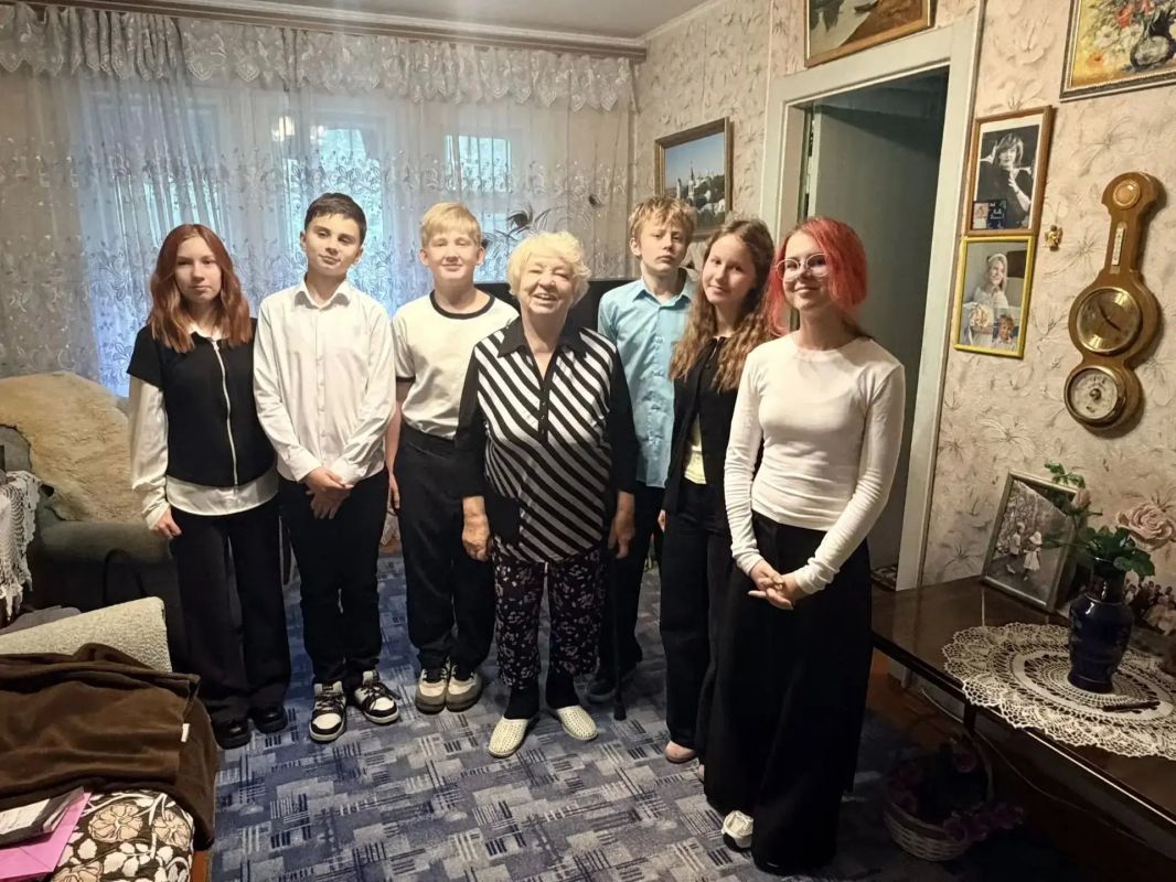 С Днем пожилого человека. Сегодня мы говорим «спасибо» тем, кто подарил нам мирное небо, стойкость и мудрость С Днем пожилого человека. Сегодня мы говорим «спасибо» тем, кто подарил нам мирное небо, стойкость и мудрость