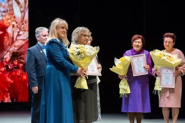 1 октября во Владимирской областной филармонии собрались почти 500 гостей со всего региона, чтобы отметить День пожилого человека – официальный праздник в России с 1992 года 1 октября во Владимирской областной филармонии собрались почти 500 гостей со всего региона, чтобы отметить День пожилого человека – официальный праздник в России с 1992 года