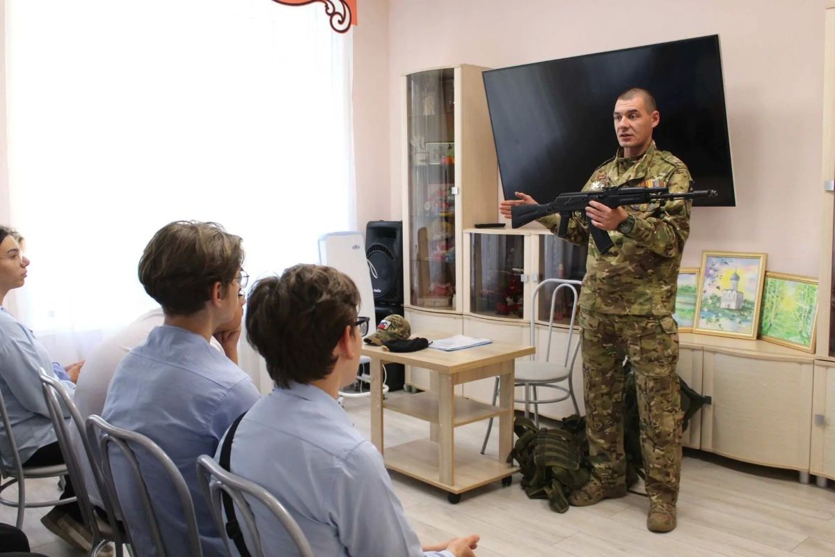 Участник СВО, руководитель Владимирского городского отделения «Боевое братство» Александр Тезиков провёл Урок мужества для воспитанников Центра социальной помощи семье и детям Участник СВО, руководитель Владимирского городского отделения «Боевое братство» Александр Тезиков провёл Урок мужества для воспитанников Центра социальной помощи семье и детям