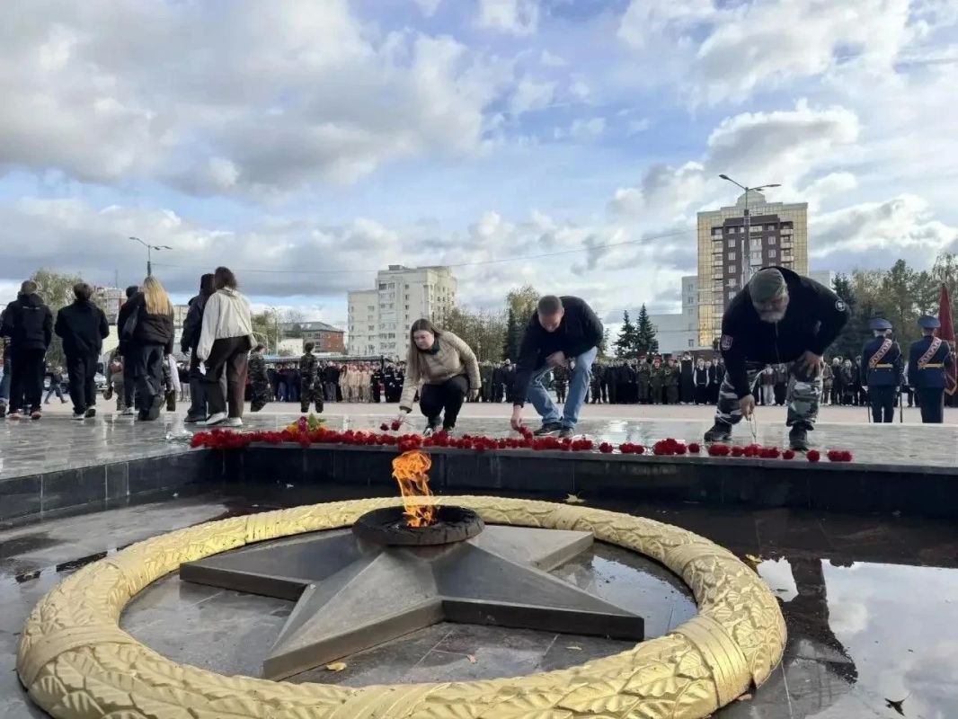Во Владимире на площади 30-летия Победы начали проводить «Вахту памяти» Во Владимире на площади 30-летия Победы начали проводить «Вахту памяти»