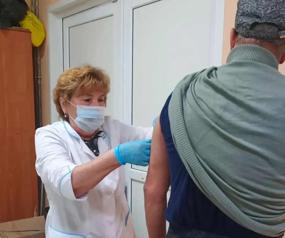 Сезон простуд не ждёт, пока мы освободимся, поэтому сотрудники Центральной поликлиники Владимира теперь вакцинируют не только в стационарных медицинских учреждениях, но и там, где люди проводят выходные