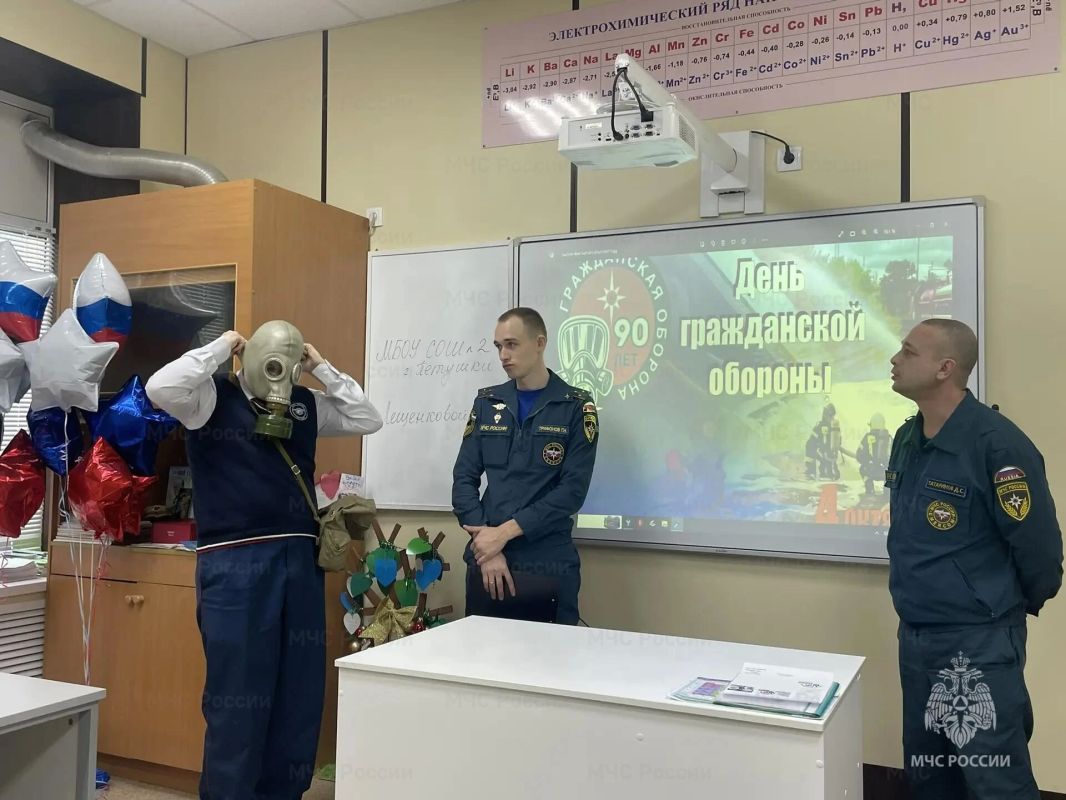 Сотрудники МЧС России проводят уроки культуры безопасности в рамках месячника гражданской обороны Сотрудники МЧС России проводят уроки культуры безопасности в рамках месячника гражданской обороны