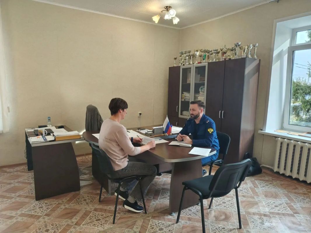В Вязниках исполняющий обязанности межрайонного прокурора Алексей Петров провел личный прием граждан в деревне Паустово В Вязниках исполняющий обязанности межрайонного прокурора Алексей Петров провел личный прием граждан в деревне Паустово