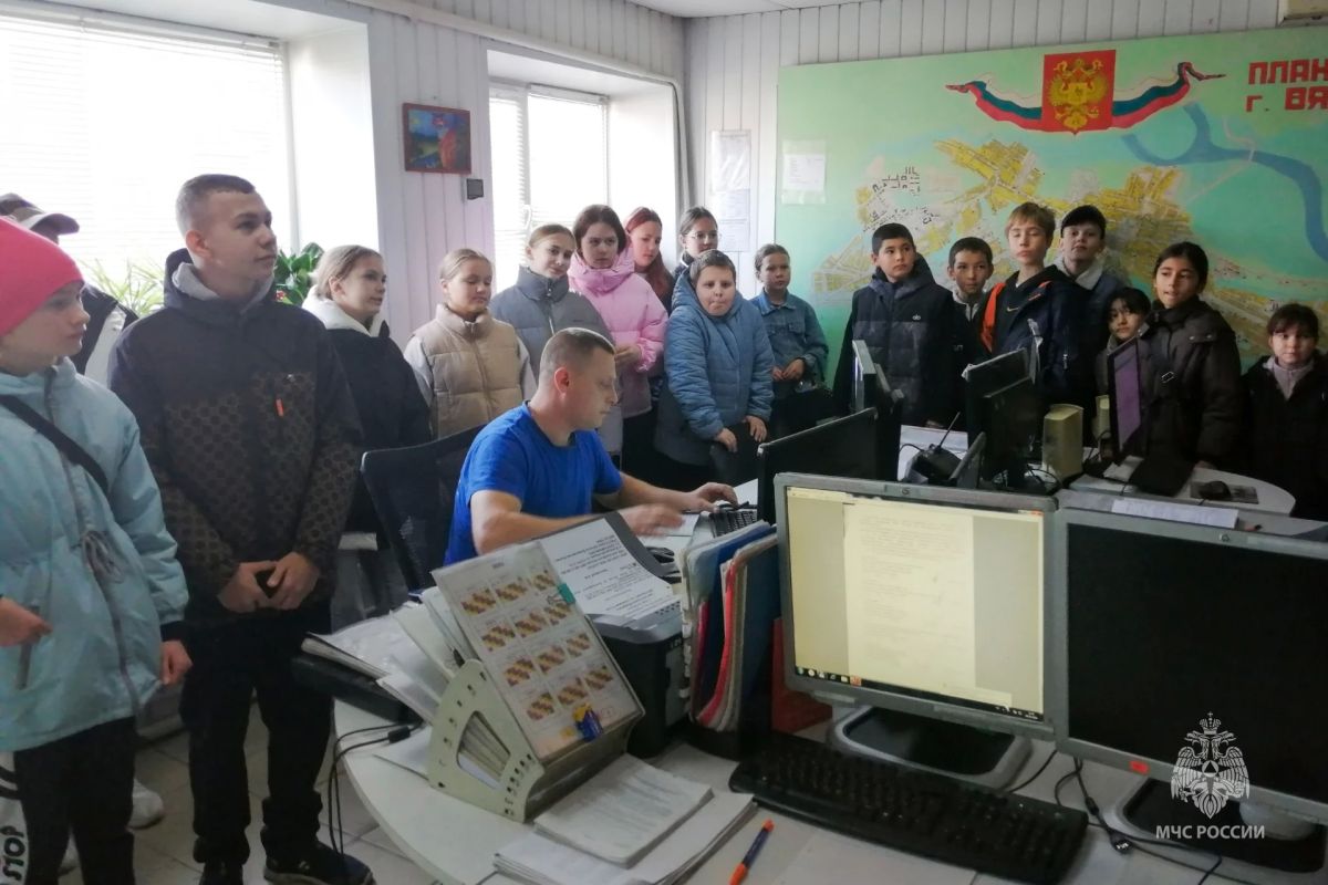 Пятиклассники в гостях у сотрудников МЧС России Пятиклассники в гостях у сотрудников МЧС России