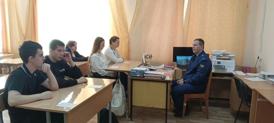 Прокурор Юрьев – Польского района Сергей Лаврентьев рассказал школьникам об ответственности несовершеннолетних Прокурор Юрьев – Польского района Сергей Лаврентьев рассказал школьникам об ответственности несовершеннолетних