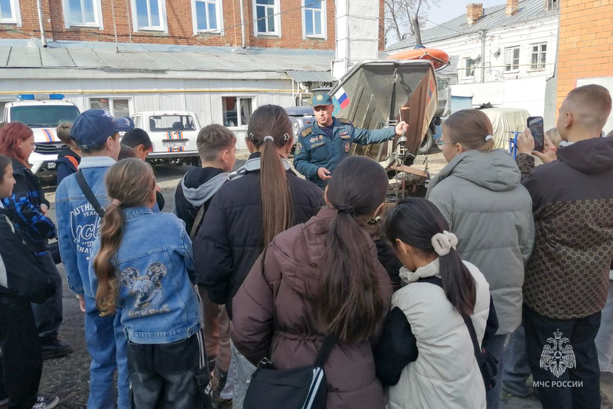 Пятиклассники в гостях у сотрудников МЧС России Пятиклассники в гостях у сотрудников МЧС России