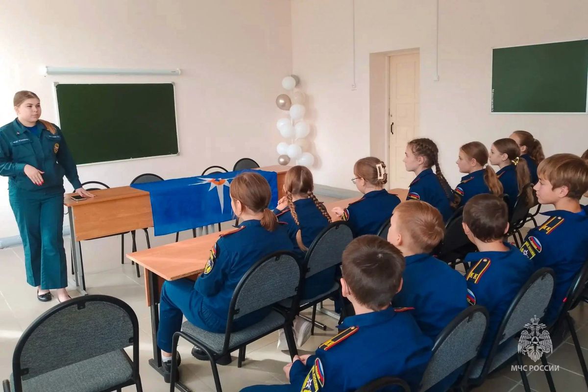 Сотрудники МЧС России на регулярной основе проводят уроки в классах пожарно-спасательного профиля Сотрудники МЧС России на регулярной основе проводят уроки в классах пожарно-спасательного профиля