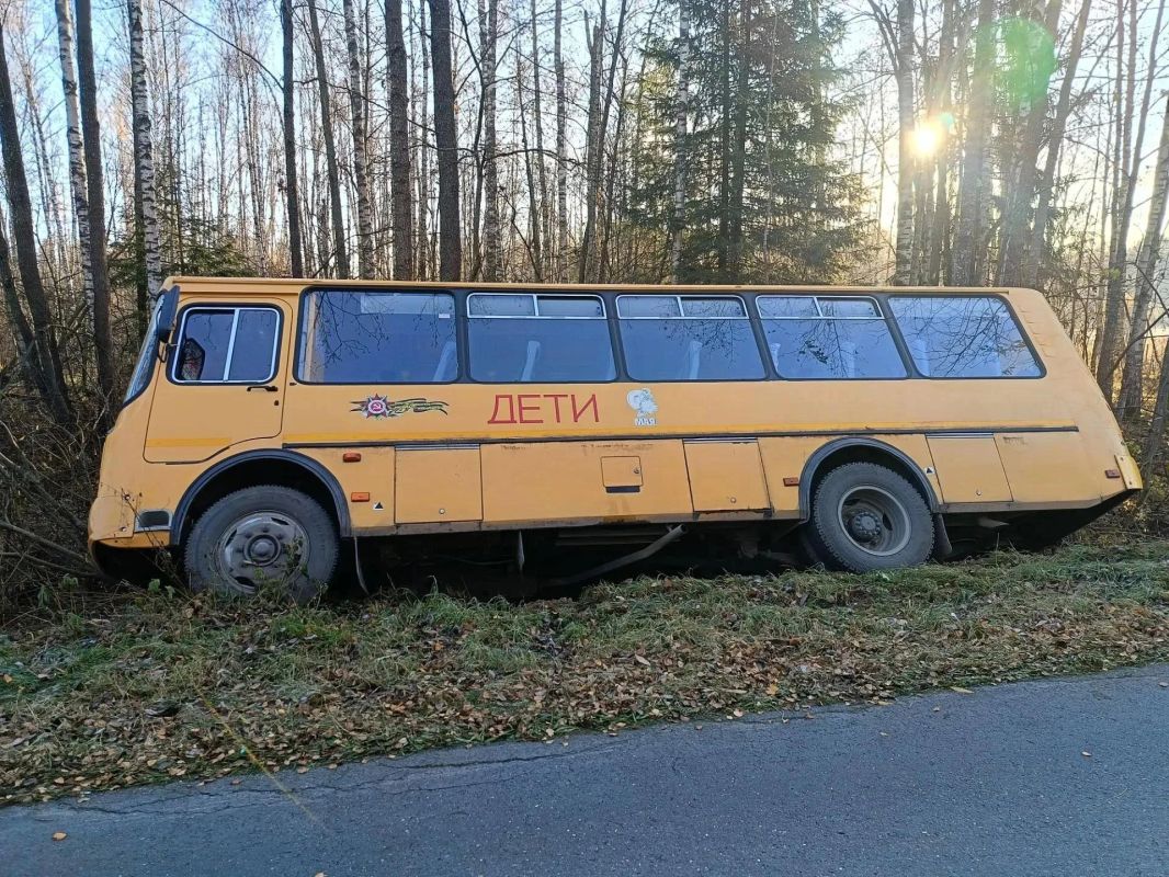 Школьный автобус с пассажирами попал в ДТП и перевернулся в Петушинском округе Авария произошла сегодня утром между деревнями Перново и Головино. По информации пресс-службы регионального УМВД, 62-летний водитель автобуса... Школьный автобус с пассажирами попал в ДТП и перевернулся в Петушинском округе Авария произошла сегодня утром между деревнями Перново и Головино. По информации пресс-службы регионального УМВД, 62-летний водитель автобуса...