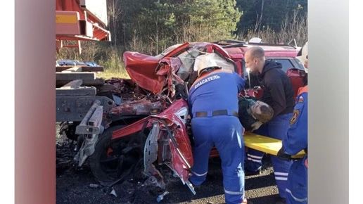 На М-7 во Владимирской области легковушку смяло под спецтехникой