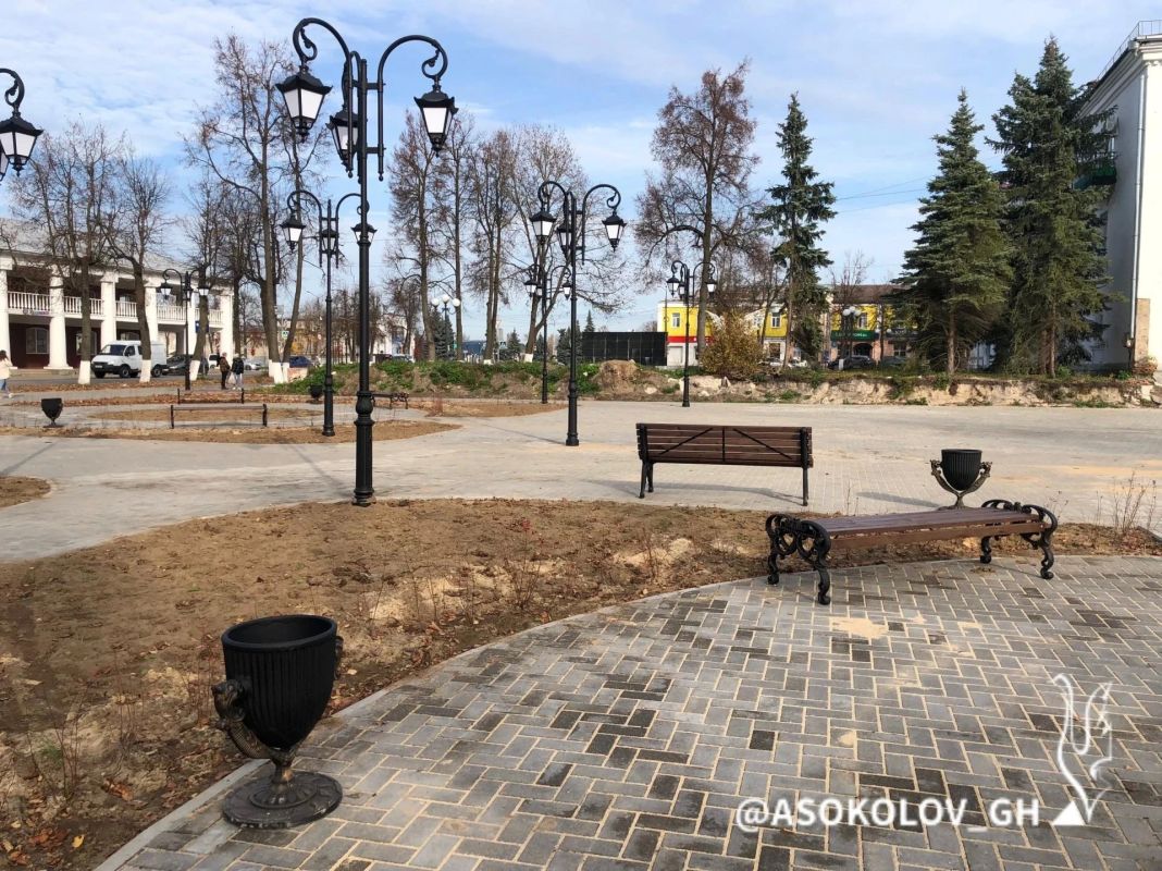 В Гусь-Хрустальном на территории Свято-Троицкого храма идет озеленение В Гусь-Хрустальном на территории Свято-Троицкого храма идет озеленение
