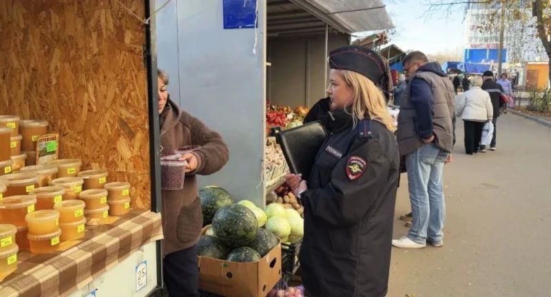 Владимирские полицейские и представители администрации провели рейдовые мероприятия по местам стихийной торговли Владимирские полицейские и представители администрации провели рейдовые мероприятия по местам стихийной торговли