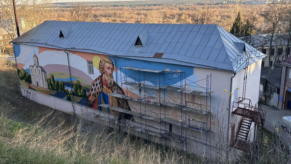 Половина мурала на Урицкого уже готова Половина мурала на Урицкого уже готова