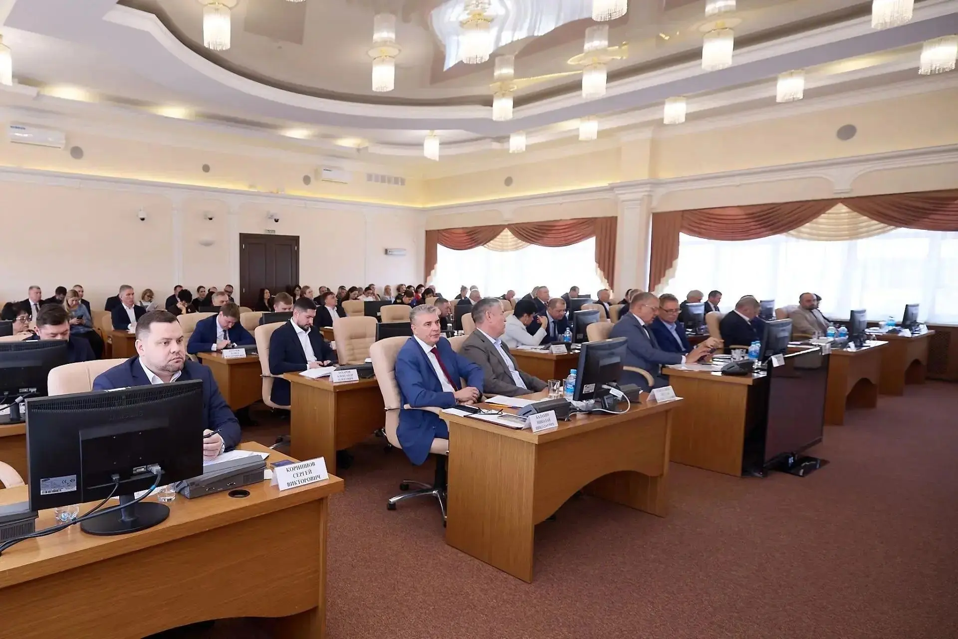 С докладом перед депутатами Законодательного Собрания выступил министр транспорта и дорожного хозяйства Владимир Перцев