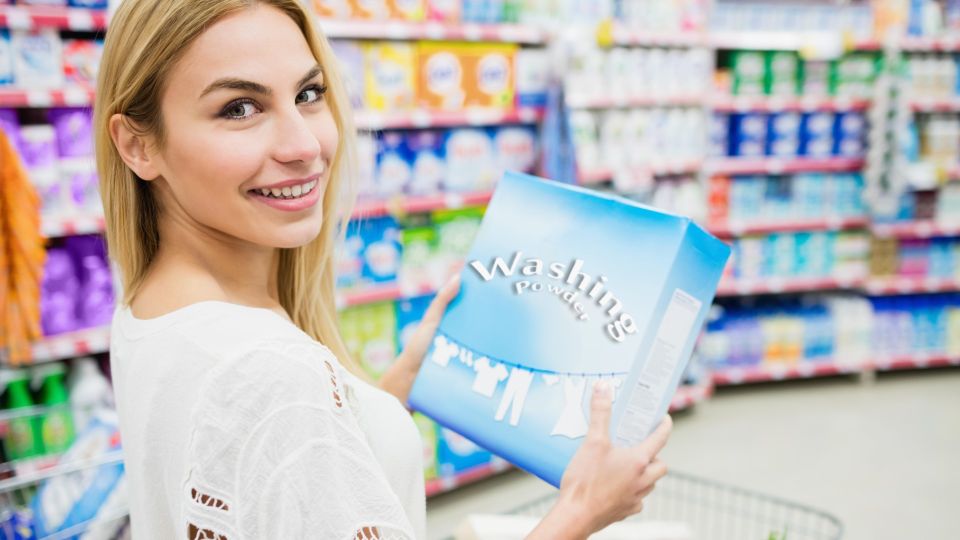 Вот зачем хозяйки скупают дешевый порошок: вещи с ним даже не стирают