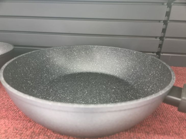 Чтобы не повредить антипригарное покрытие: как правильно отмыть сковороду