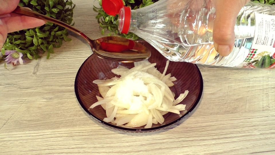 Баклажаны на каждый день: простой и сытный салат для всей семьи