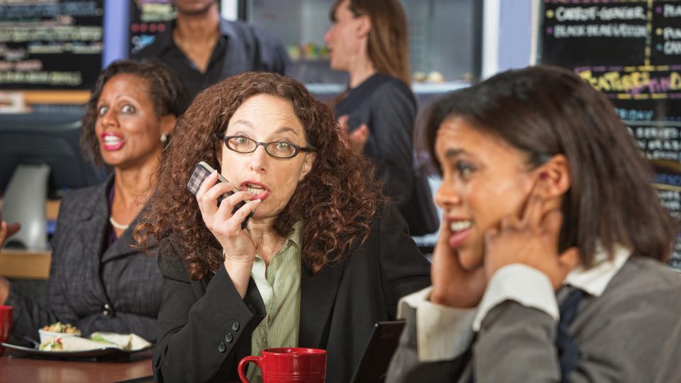 Даже завсегдатаи ресторанов этим грешат: дикаря за столом распознаете по одной детали