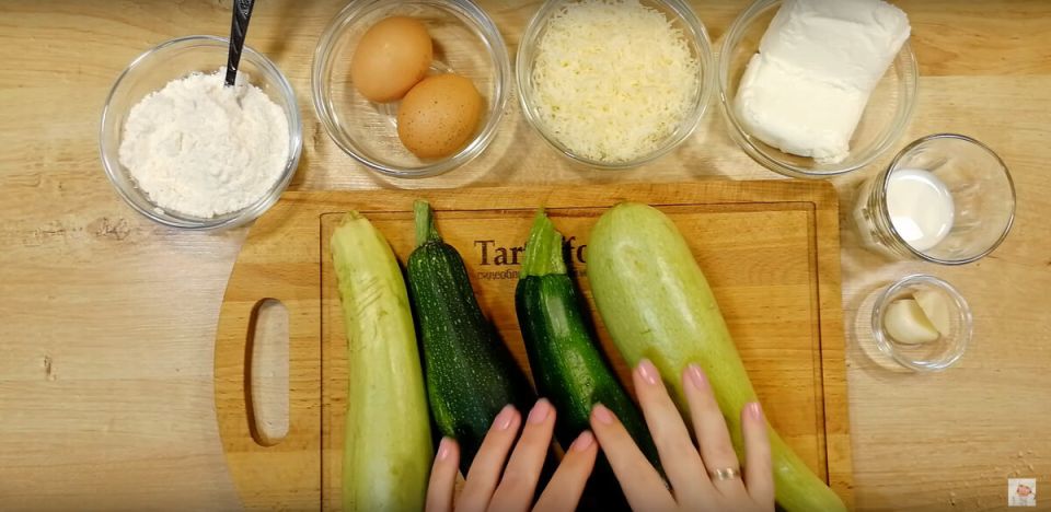 Легкая кабачковая запеканка на сковороде для всей семьи