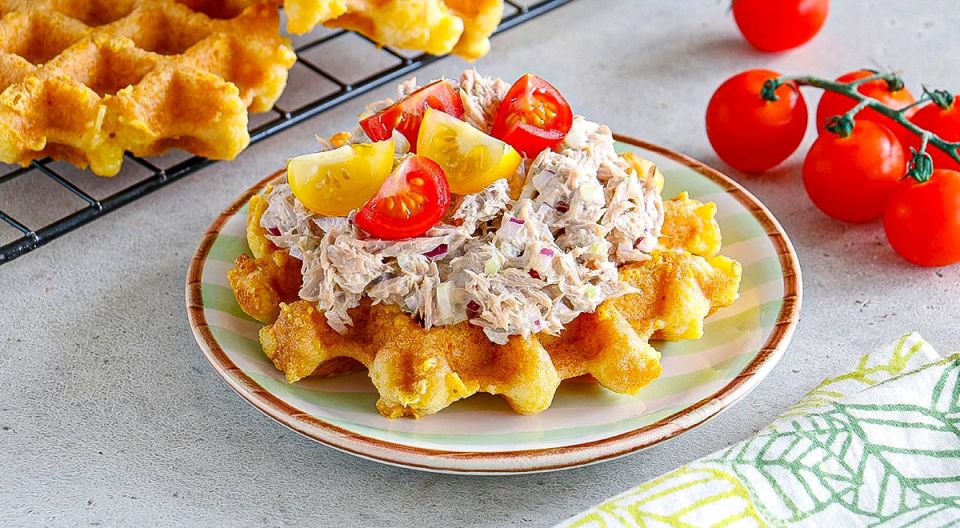 Вафли с тунцом и сельдереем — сытная закуска с характером