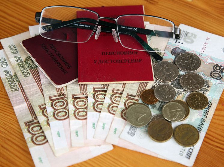 Средняя пенсия работающих россиян выросла почти на 3 тысячи рублей